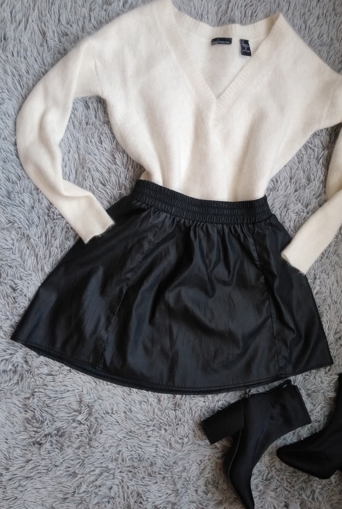 ✨5/25 Faux Leather skirt - Picture 1 of 3